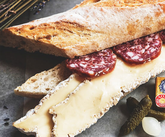 Sandwich baguette beurre normand saucisson 